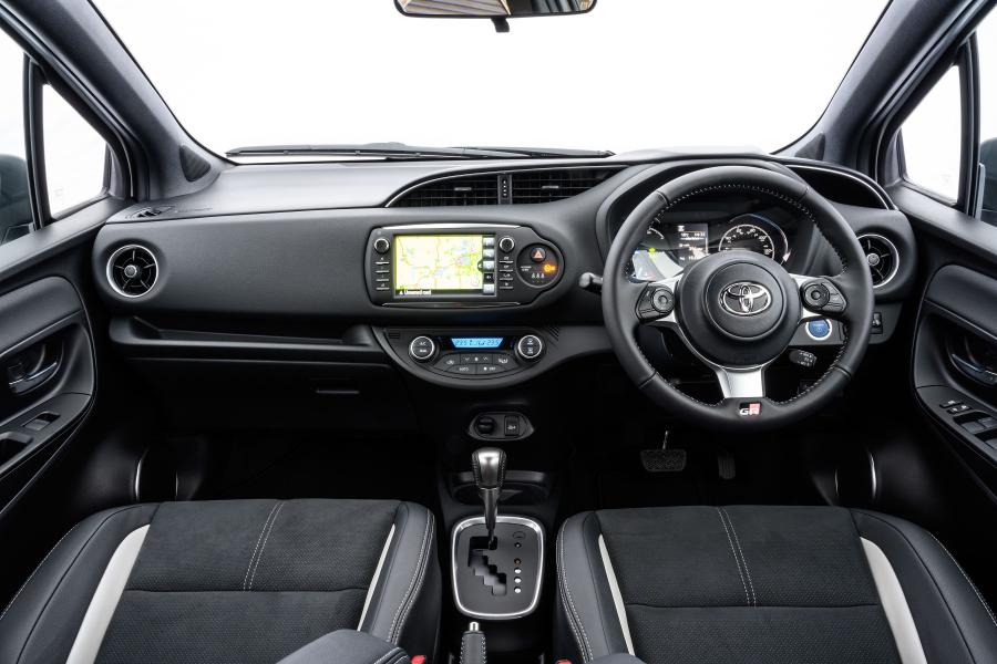 Торпедо Toyota Yaris Hybrid GR Sport 2019 года  (UK) (фото 23 из 40)